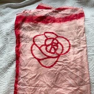Gorgeous pink silky XL scarf with flower motifs